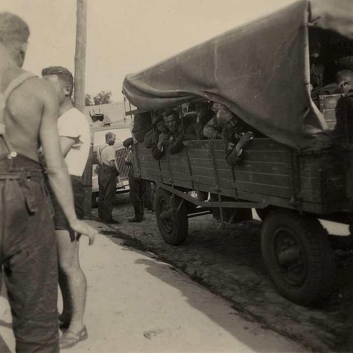 Грузовой прицеп, наполненный людьми. На заднем плане — немецкий армейский грузовик Opel Blitz. Коростень, Украина, СССР. Август — сентябрь 1941 года