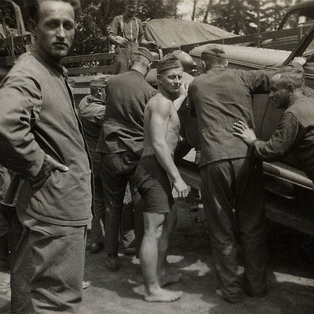 Немецкие военные выгружают из кузова грузовика немецкий штабной кабриолет Ford Eifel Cabrio Limousine. Коростень, Украина, СССР. Август — сентябрь 1941 года