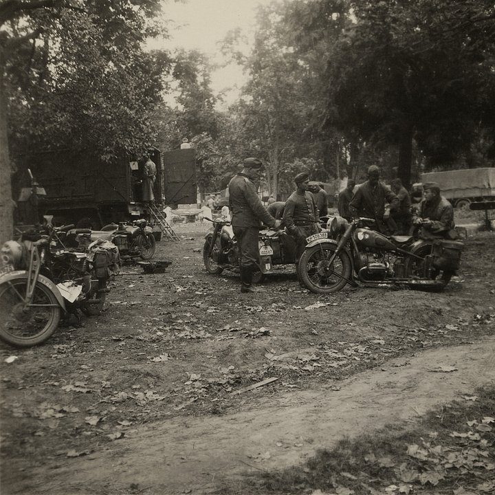 На ремонтной базе 56-й пехотной дивизии вермахта. В центре снимка — мотоциклы BMW R71 и R75, слева — DKW. Коростень, Украина, СССР. Август — сентябрь 1941 года
