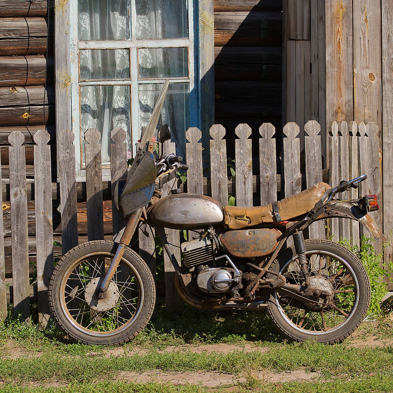 Байки про деревню. Деревенский мотоцикл. Мотоцикл в деревне. Мопед деревенский. Мотоцикл для сельской местности.