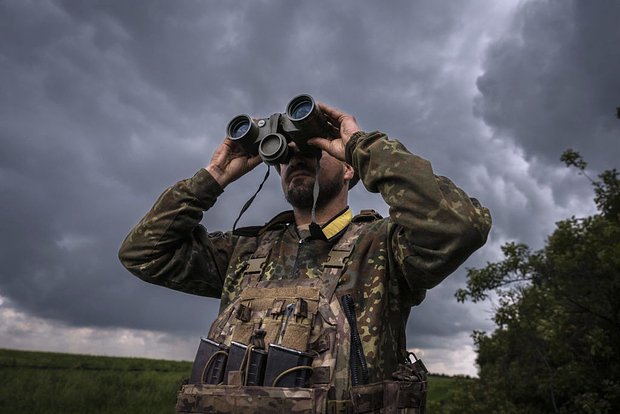 Солдат Вооруженных сил Украины на линии фронта в Донбассе, 29 мая 2023 года. Фото: Muhammed Enes Yildirim / Anadolu Agency / Getty Images