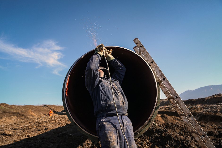 Строитель шлифует трубу газопровода «Турецкий поток», которым управляет «Газтранс», совместное предприятие Srbijagas JP и ПАО «Газпром», в Заечаре, Сербия, 14 января 2020 года
