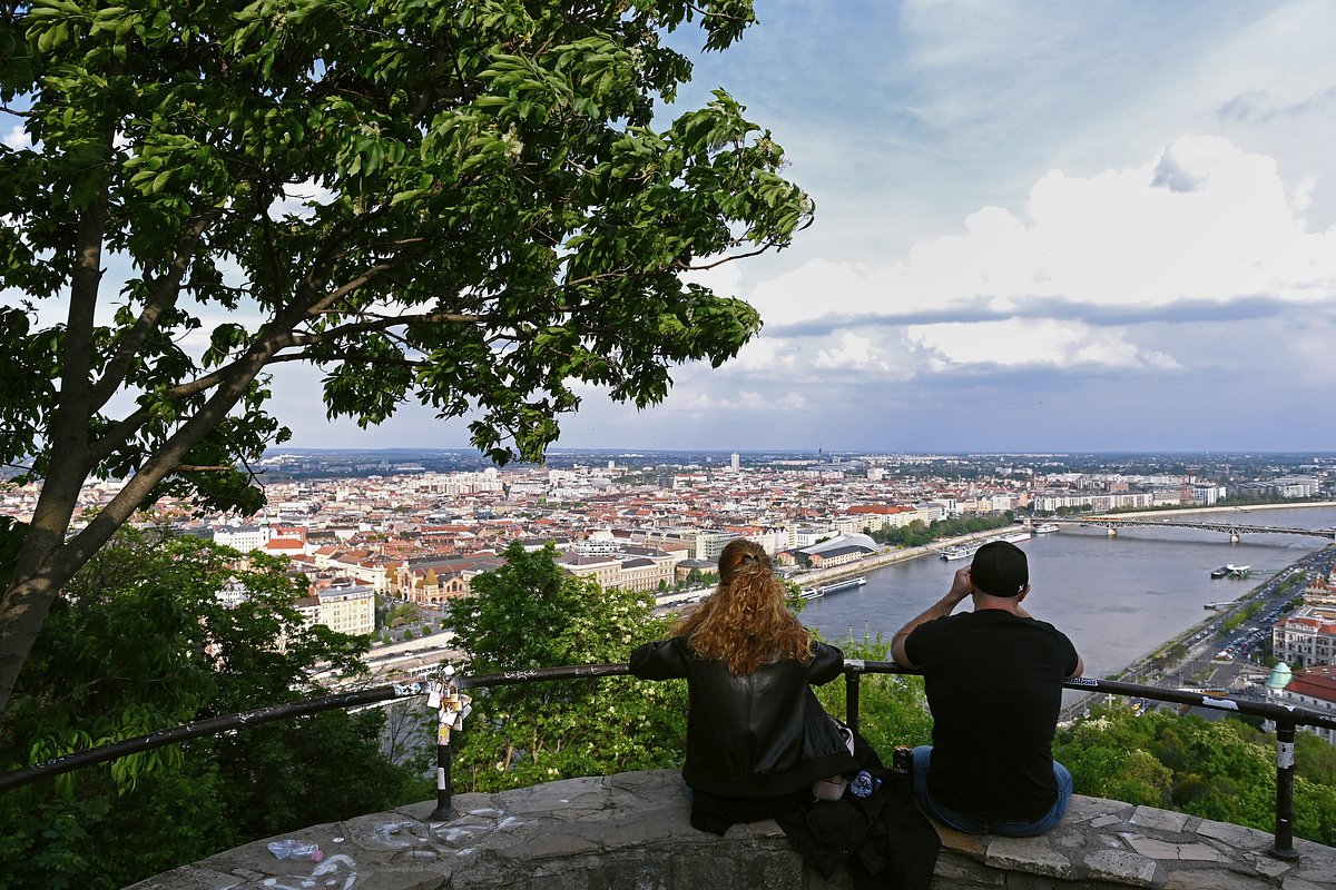Пара наслаждается видом на Будапешт, Венгрия, 5 мая 2022 года