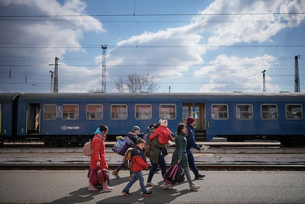 Украинские беженцы на пограничном железнодорожном вокзале Захонь в Венгрии, 10 марта 2022 года. Фото: Christopher Furlong / Getty Images