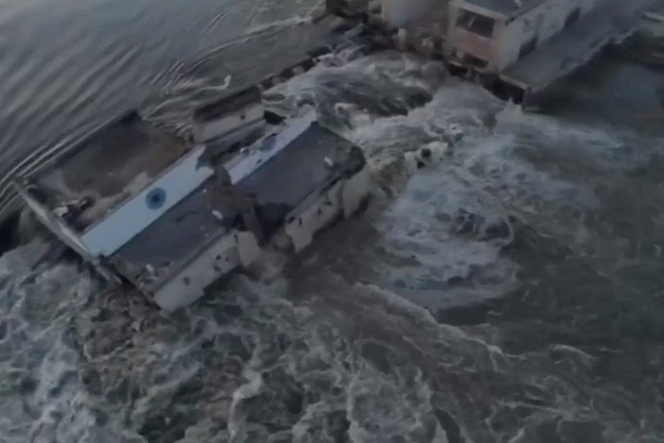 Потоки воды разрушают строения Каховской ГЭС, Херсонская область, 6 июня 2023 года