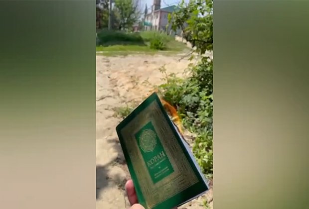 Скриншот из видео Никиты Журавеля с сожжением Корана