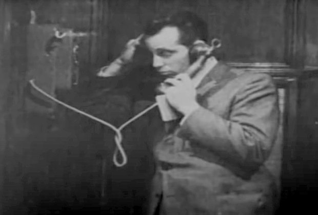 Рассел Ленжелли в момент разговора по телефону (кадр оперативной съемки)