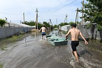 «У кого есть лодки, сами вывозят людей». Как спасают жителей из зоны затопления после взрыва Каховской ГЭС 