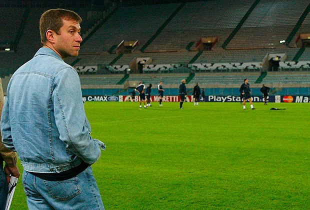 2003 год. Роман Абрамович на бровке поля стадиона «Олимпико» в Риме перед игрой Лиги чемпионов «Лацио» - «Челси»
