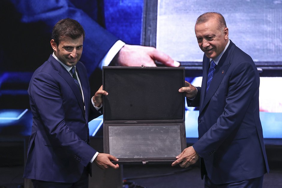 Сельчук Байрактар вручает президенту Турции Реджепу Тайипу Эрдогану программное обеспечение беспилотника Bayraktar Akinci. Текирдаг, Турция, 29 августа 2021 года