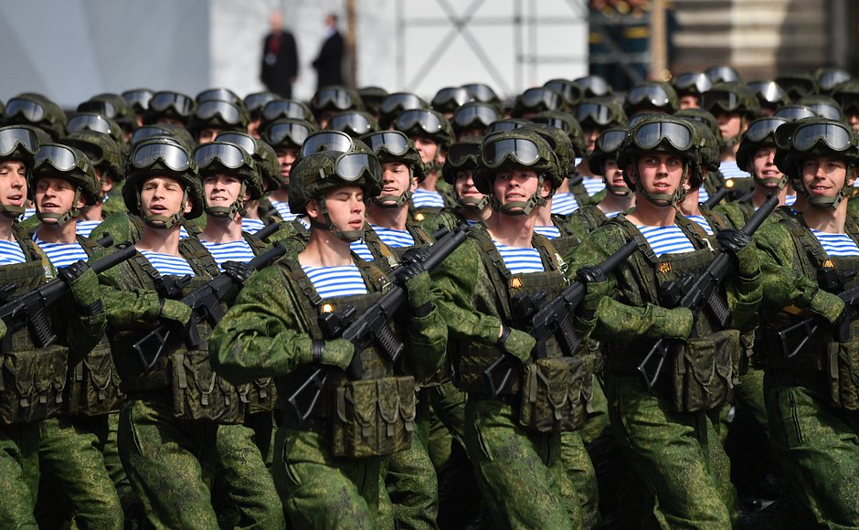 Военнослужащие Рязанского гвардейского высшего воздушно-десантного командного училища на репетиции парада