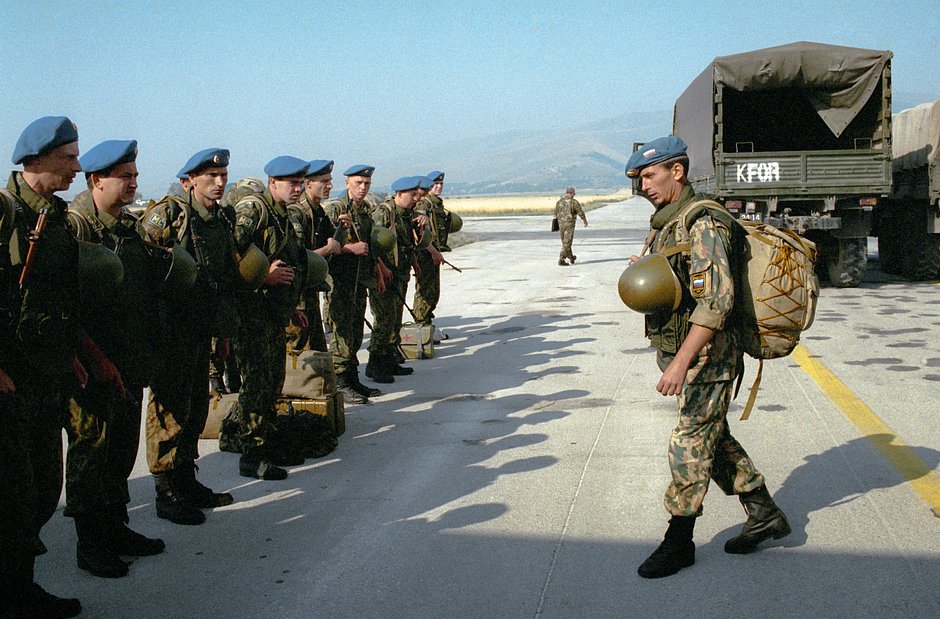 Российские миротворцы во время построения по прибытии на аэродром «Слатина»