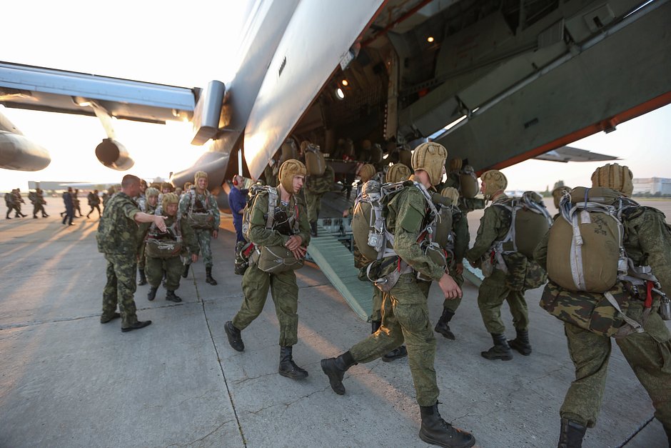 Военнослужащие 31 отдельной гвардейской десантно-штурмовой бригады во время загрузки в Ил-76 для отработки навыков десантирования