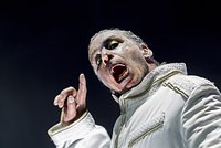Фанатка обвинила вокалиста Rammstein в подмешивании наркотиков ради секса. Как группа оказалась в центре скандала? 