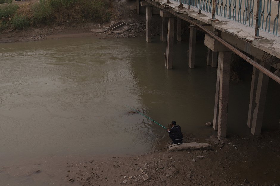 Местный житель ловит рыбу в канале Кунград, город Ходжейли, Узбекистан, 12-15 апреля 2023 года