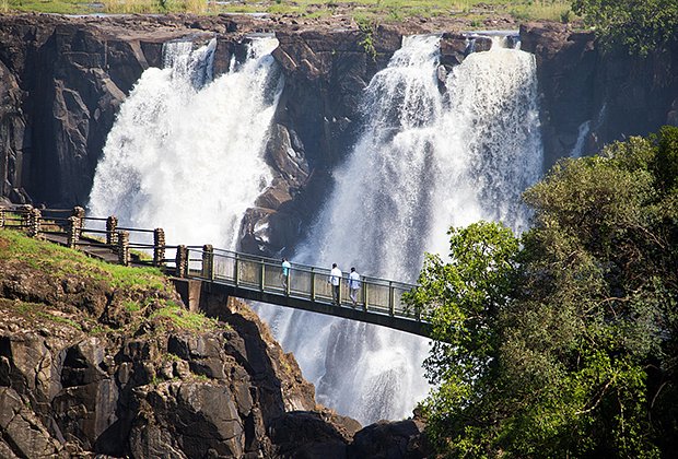 Некоторые туристы объединяют поездку в ЮАР с путешествием в Замбию, к водопаду Виктория