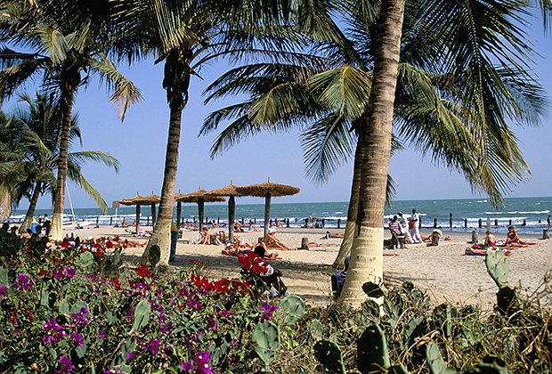 На пляжах в Гамбии появляется все больше туристов