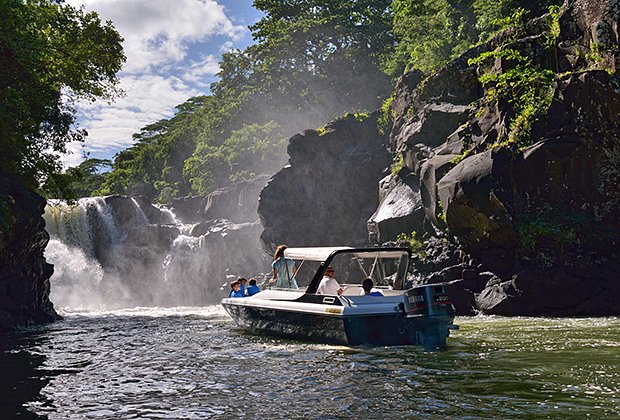 Туристы у водопада на острове Маврикий