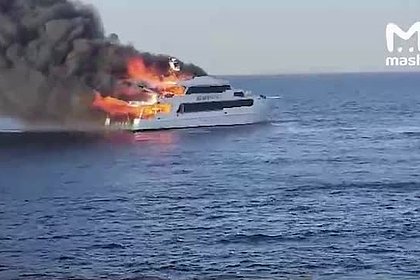 Яхта с туристами загорелась в Египте