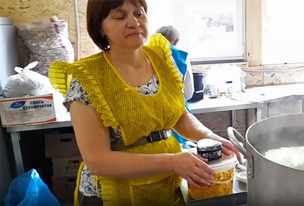 Волонтер Марина варит лимонад