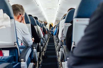 Пассажирка с аллергией провела полет в туалете самолета из-за ошибки стюардессы