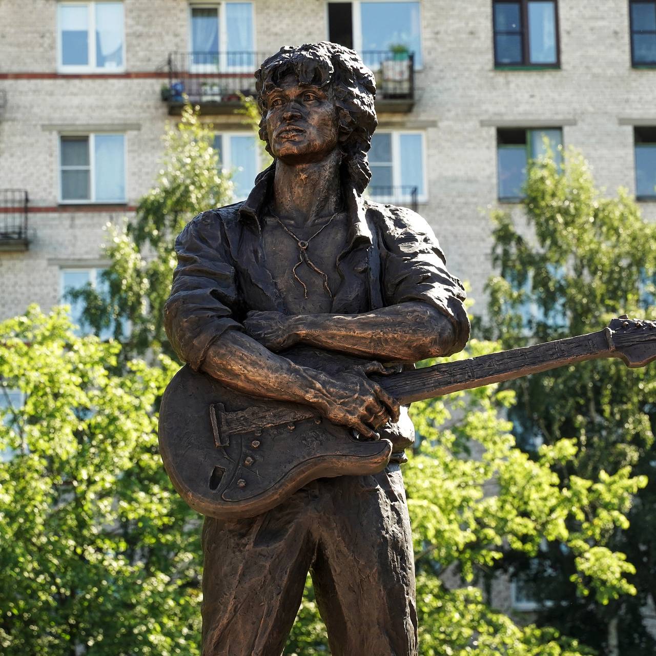 Памятник цою. Памятник Виктору Цою в Санкт-Петербурге на ветеранов. Проспект ветеранов памятник Виктору Цою. Скульптура Виктора Цоя в Санкт-Петербурге. Памятник Цою в Питере на проспекте ветеранов.