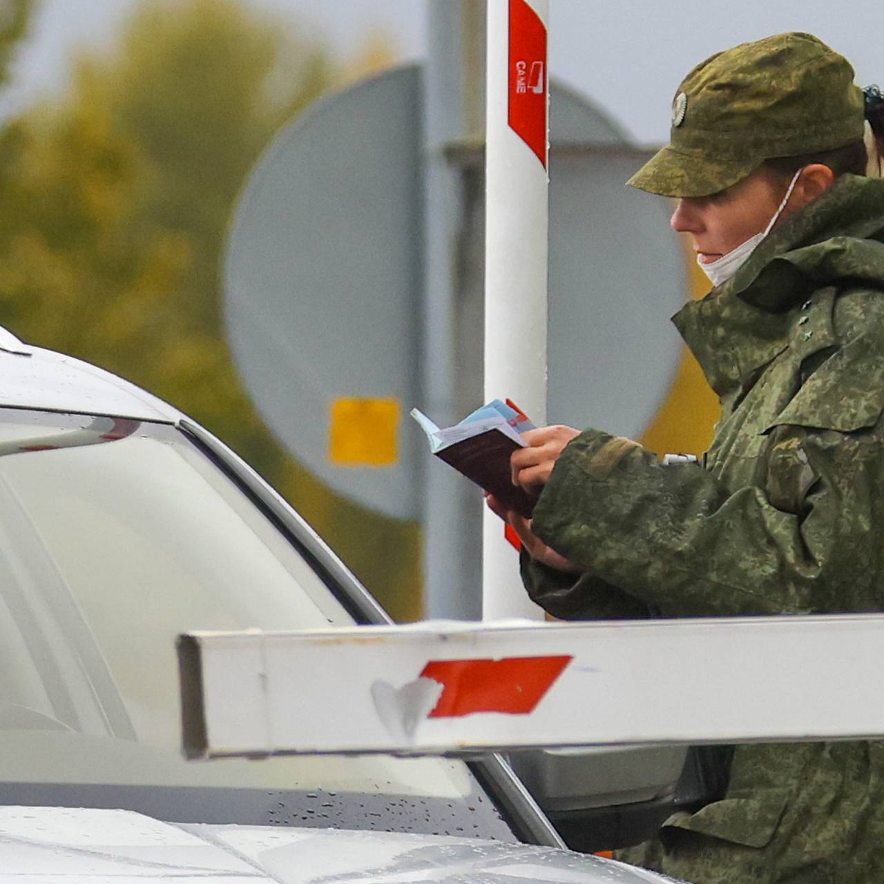 Пересекли границу финляндии. Финский и русский пограничники. Граница с Финляндией. Пограничник на границе. Специальный пограничный автомобиль.