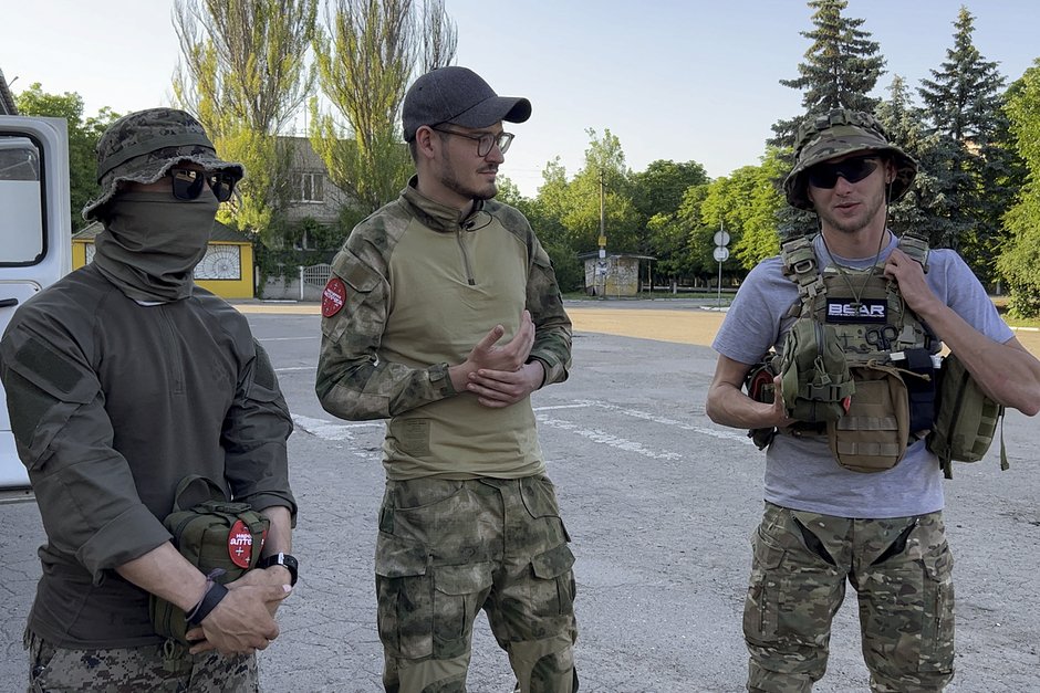 Волонтер Данил Махницкий (по центру) с бойцами одного из подразделений ССО