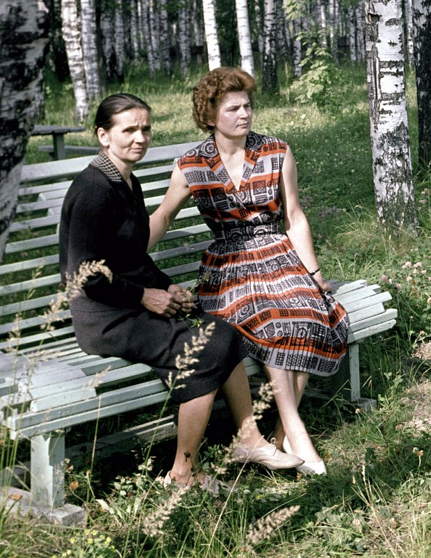 Валентина Терешкова с матерью Еленой Федоровной на даче под Ярославлем
