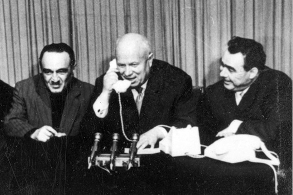 Никита Хрущев, Леонид Брежнев и Анастас Микоян беседуют по телефону с Валентиной Терешковой 