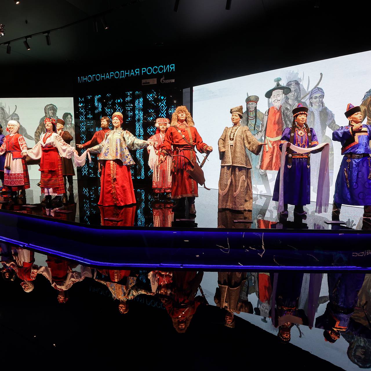 Гостям ПМЭФ показали муз российского экспорта в кокошниках