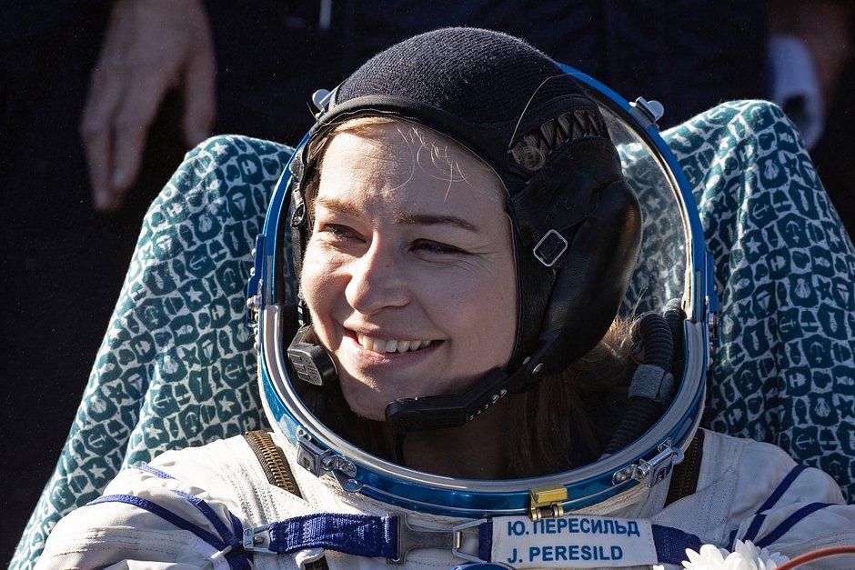 Актриса Юлия Пересильд после приземления корабля «Союз МС-19»
