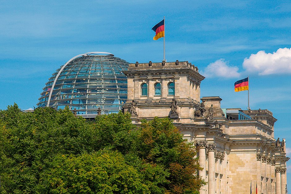 Стеклянный купол реконструированного здания Рейхстага в Берлине. Архитектор Норман Фостер