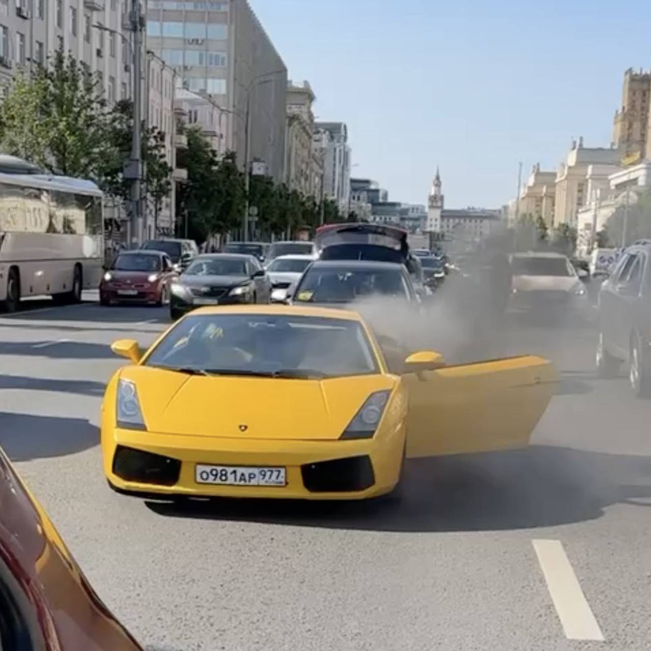 Lamborghini загорелась во время движения по Садовому кольцу и попала на  видео: Происшествия: Россия: Lenta.ru