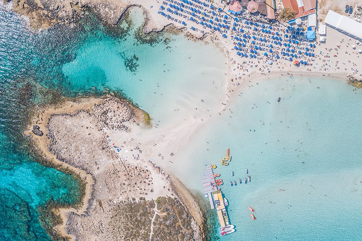 Один из самых популярных пляжей Кипра — Нисси в городе Айя-Напа