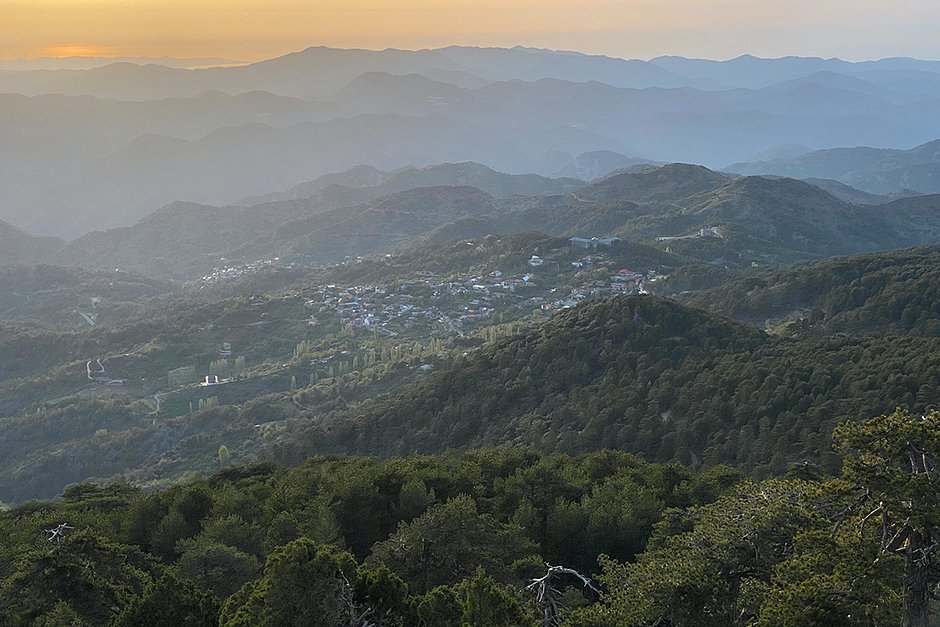 Вид на горы из деревеньки Палеомилос в 42 километрах от курорта Лимассол, на южном склоне Троодоса