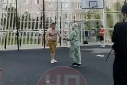 В России артистичный участник драки эффектно проучил соперника и попал на видео