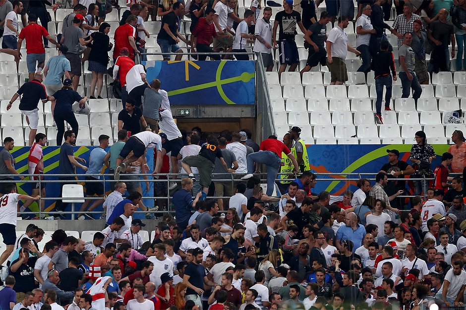 Столкновение российских и английских болельщиков на стадионе в Марселе, 2016 год
