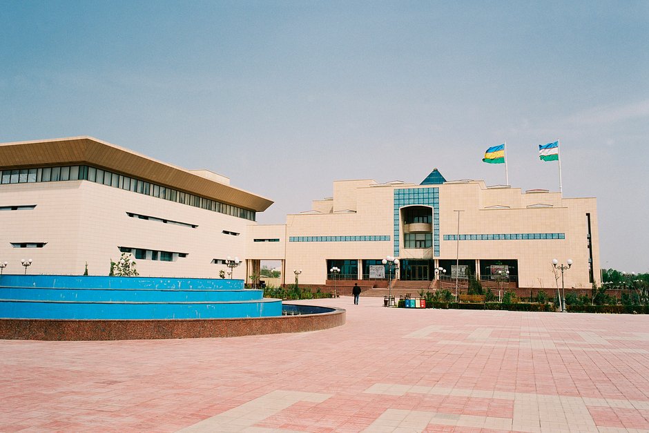 Музей Савицкого и здание Верховного Совета Каракалпакстана