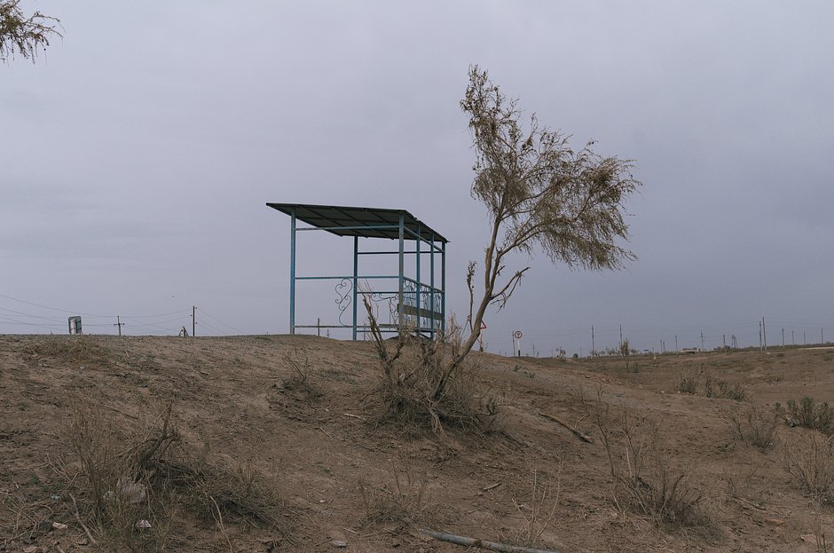 Автобусная остановка в окрестностях города Муйнак