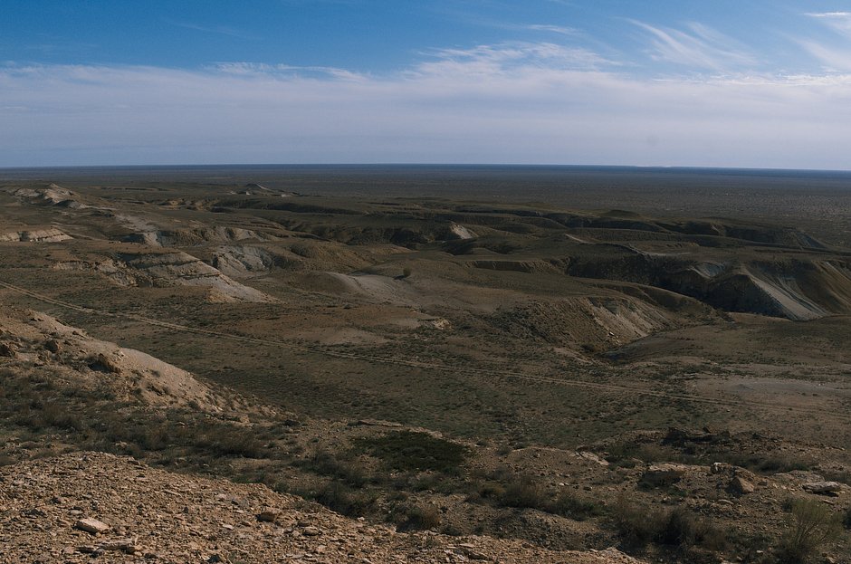 Вид с плато Устюрт на высохшее дно Аральского моря
