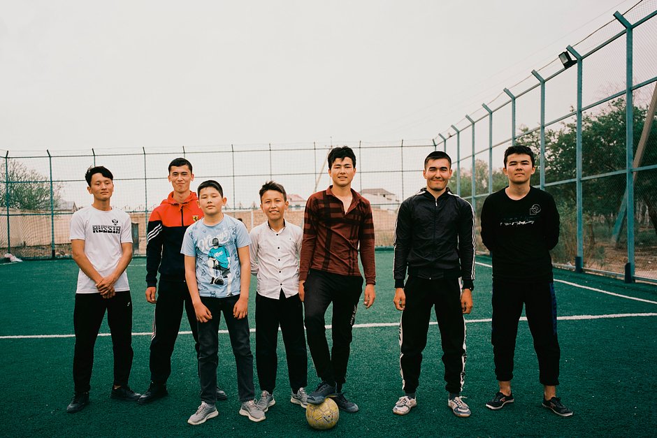 Юные футболисты в городе Ходжейли (близ Нукуса)