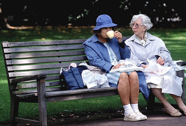 Пожилые женщины в лондонском парке