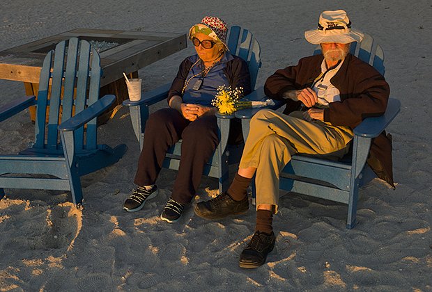 Пожилые супруги на пляже во Флориде