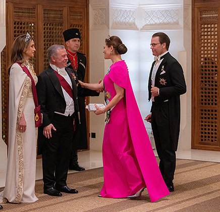 Король Абдалла II с супругой Ранией приветствуют шведскую принцессу Викторию