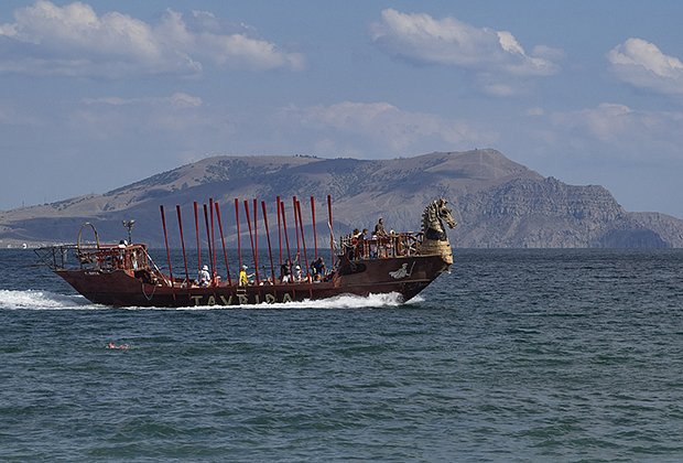 Прогулочное судно в районе поселка Новый Свет