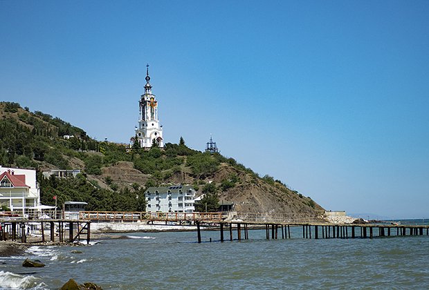 Вид на храм-маяк Святителя Николая в селе Малореченское