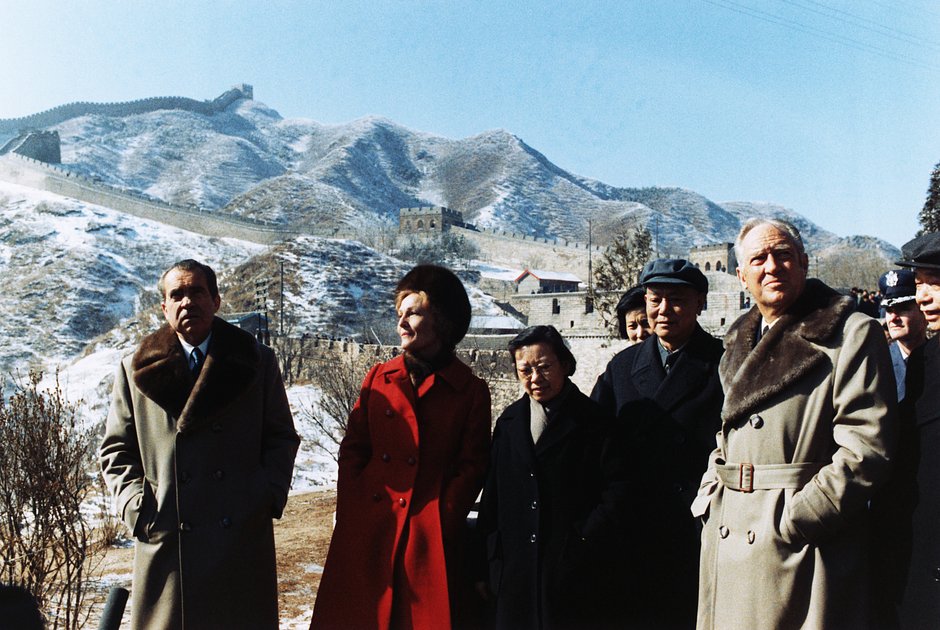 Слева направо: президент США Ричард Никсон, его супруга, супруга китайского лидера Мао Цзэдуна и он сам на фоне Великой китайской стены