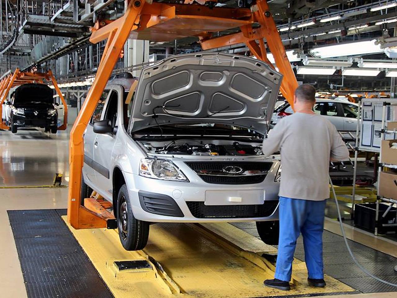 На бывшем заводе Nissan в России запустили производство Lada: Рынки:  Экономика: Lenta.ru