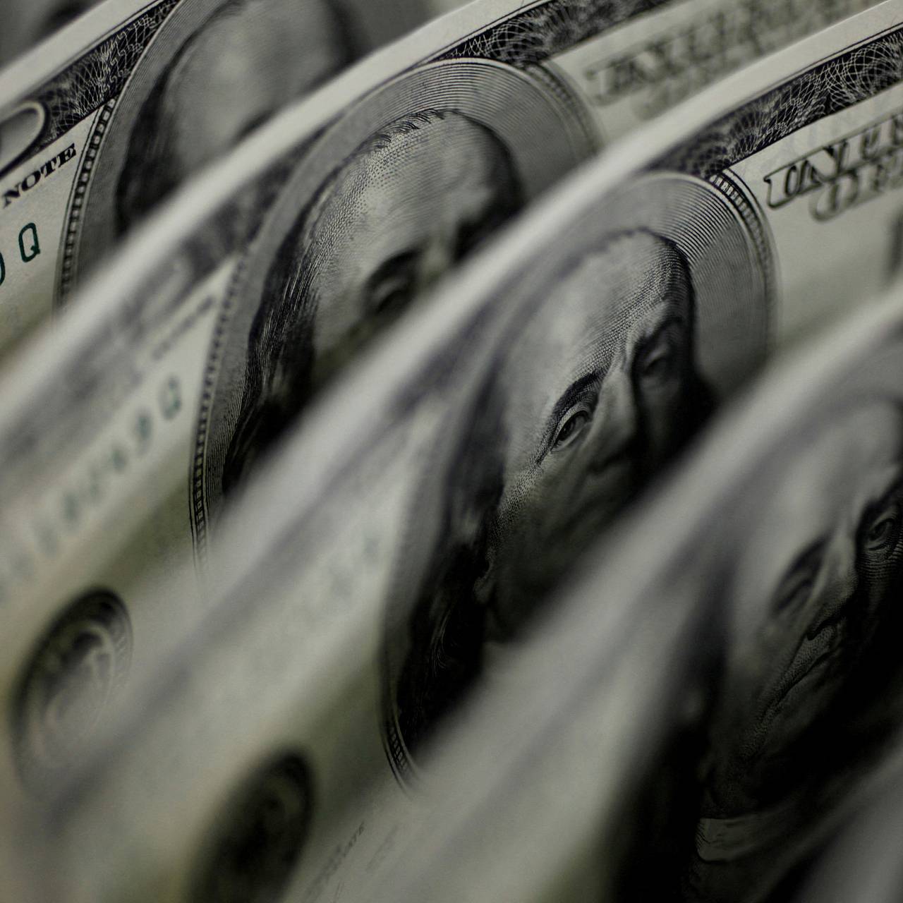 Почему доллар подорожал: причины и последствия
